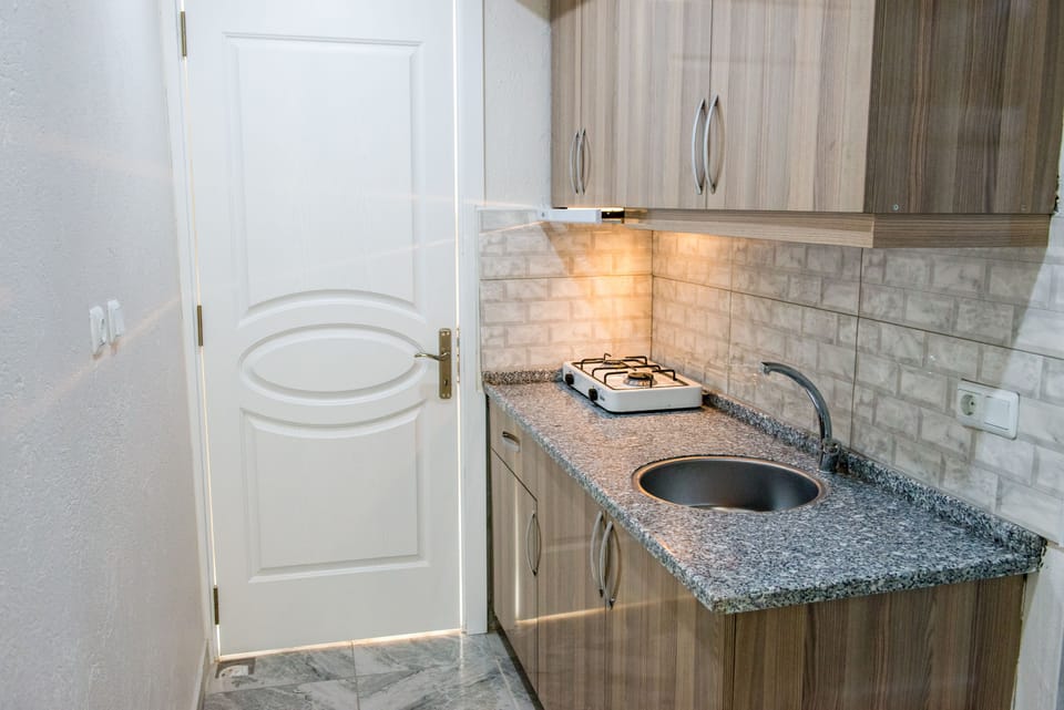 Standard Room | Private kitchenette | Fridge, oven, cookware/dishes/utensils