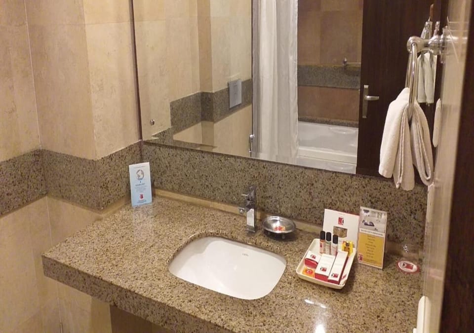 Shower, deep soaking tub, free toiletries, towels