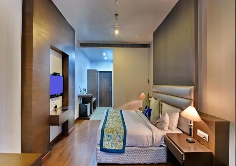 Executive Room, 1 Double Bed | Minibar, desk, free WiFi