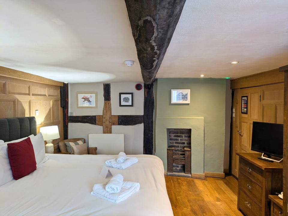 Deluxe Double or Twin Room, 1 King Bed | Frette Italian sheets, premium bedding, desk, iron/ironing board