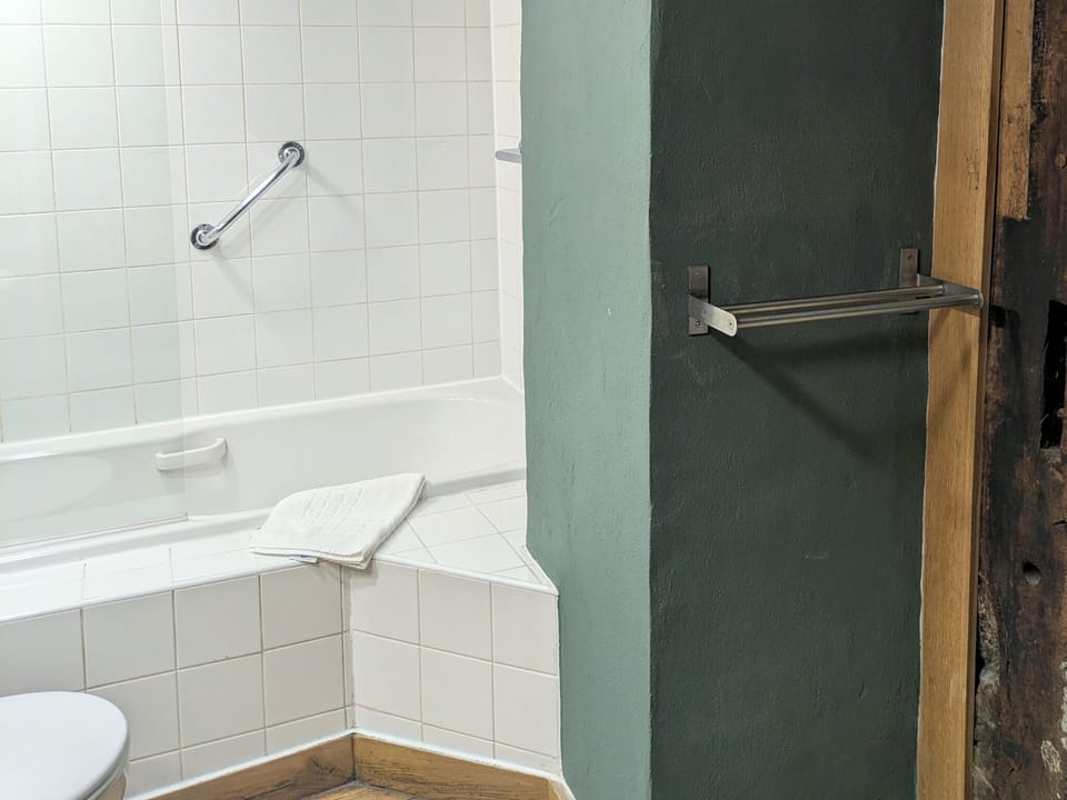 Deluxe Double or Twin Room, 1 King Bed | Bathroom | Combined shower/tub, deep soaking tub, free toiletries, hair dryer