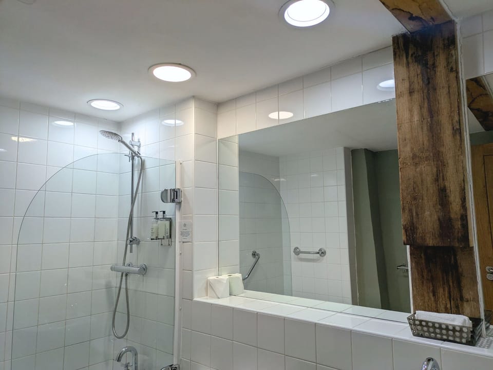 Deluxe Double or Twin Room, 1 King Bed | Bathroom | Combined shower/tub, deep soaking tub, free toiletries, hair dryer