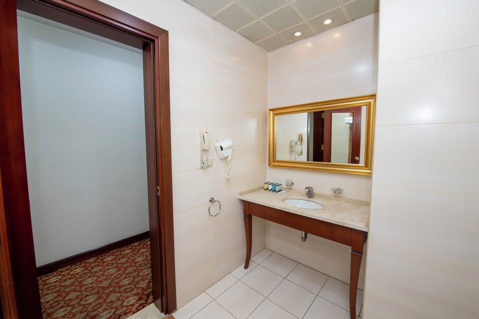 Standard Twin Room | Bathroom | Deep soaking tub, free toiletries, hair dryer, bathrobes