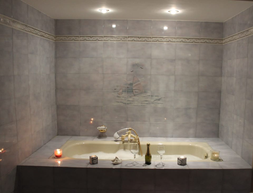 Comfort Double Room, Terrace | Bathroom | Free toiletries, hair dryer, bathrobes, bidet