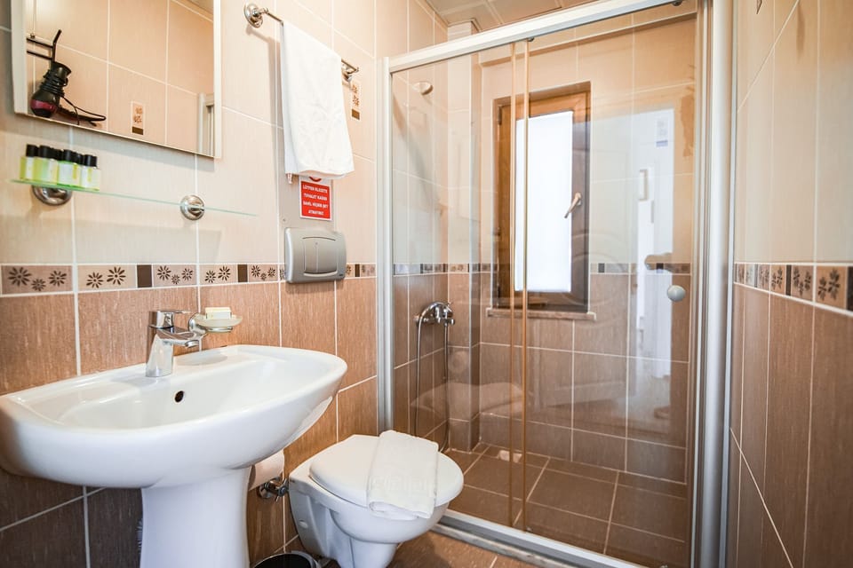 Standard Triple Room | Bathroom | Shower, free toiletries, hair dryer, slippers