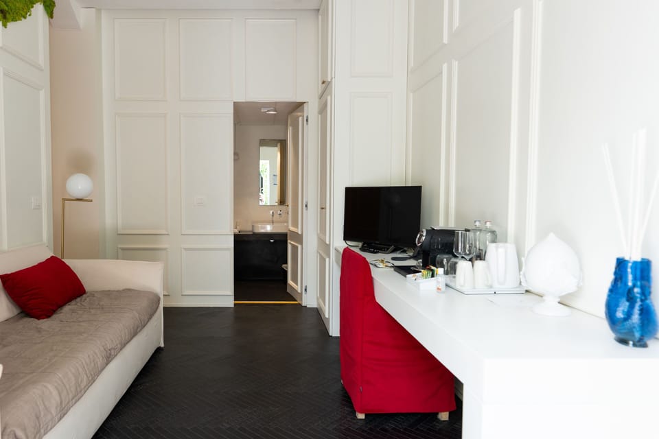 Design Suite, 1 King Bed with Sofa bed, Private Bathroom, Courtyard View | Minibar, in-room safe, desk, blackout drapes