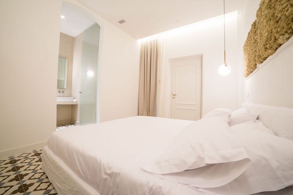 Standard Room, 1 King Bed, Ensuite, Courtyard View | Minibar, in-room safe, individually decorated, individually furnished