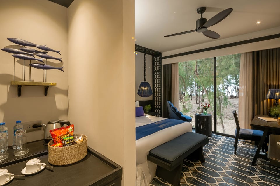 Deluxe Room, Sea View | Minibar, in-room safe, desk, blackout drapes