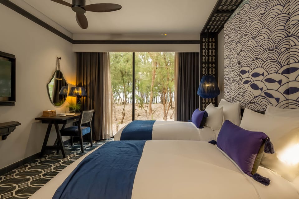 Deluxe Room, Sea View | Minibar, in-room safe, desk, blackout drapes