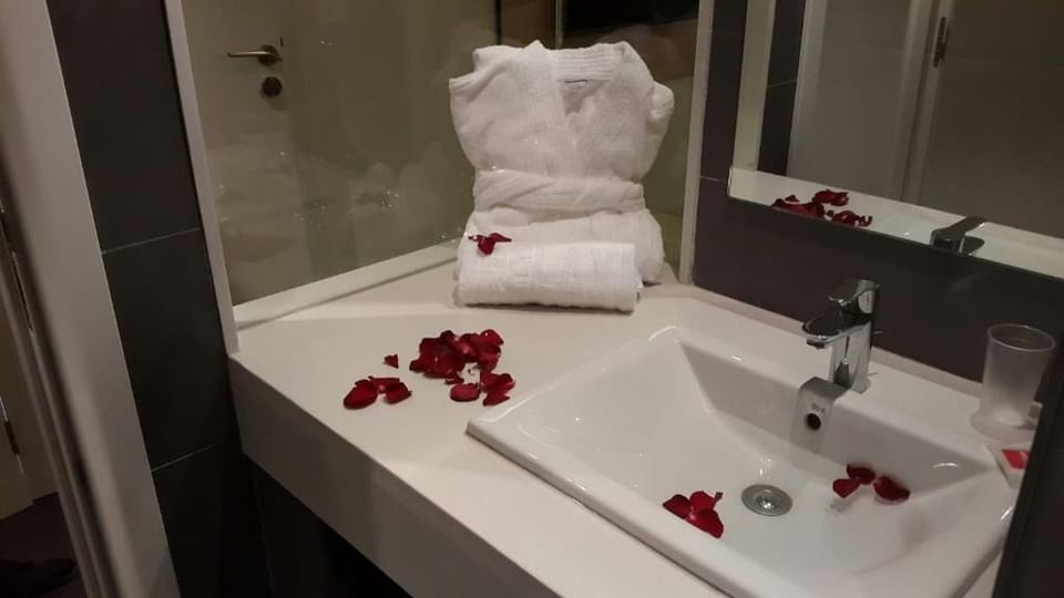 Junior Suite | Bathroom | Shower, rainfall showerhead, free toiletries, hair dryer