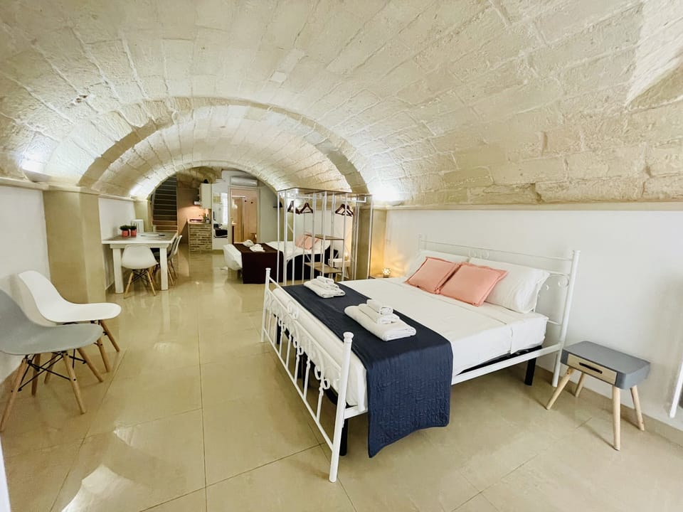 Quadruple Room | Minibar, in-room safe, free WiFi, bed sheets