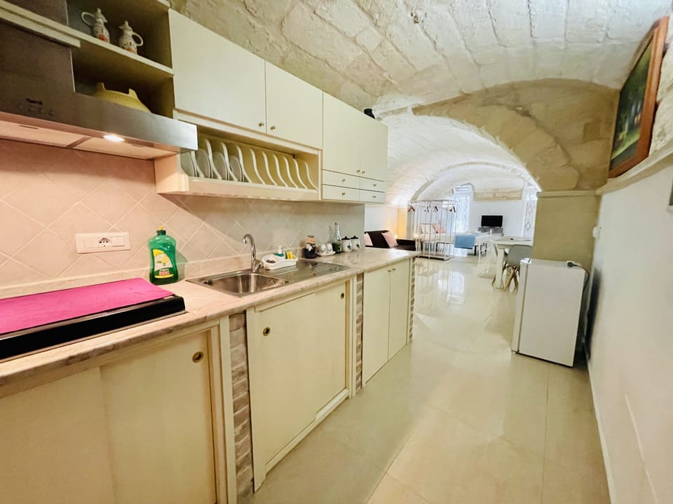 Quadruple Room | Private kitchen | Mini-fridge, microwave, stovetop, cookware/dishes/utensils