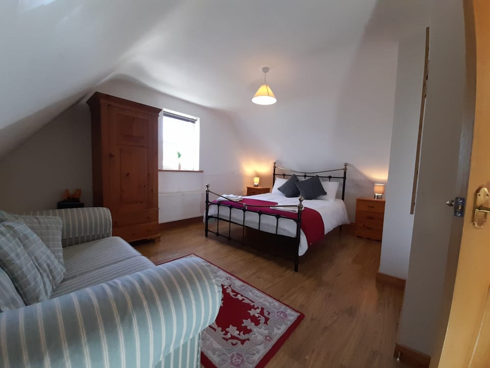 Traditional Cottage, 4 Bedrooms | 1 bedroom, premium bedding, blackout drapes, iron/ironing board