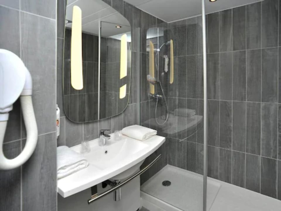Standard Room, 2 Twin Beds | Bathroom | Eco-friendly toiletries, hair dryer, towels