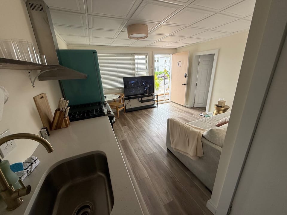 Deluxe Apartment | Private kitchen | Full-size fridge, microwave, coffee/tea maker, toaster
