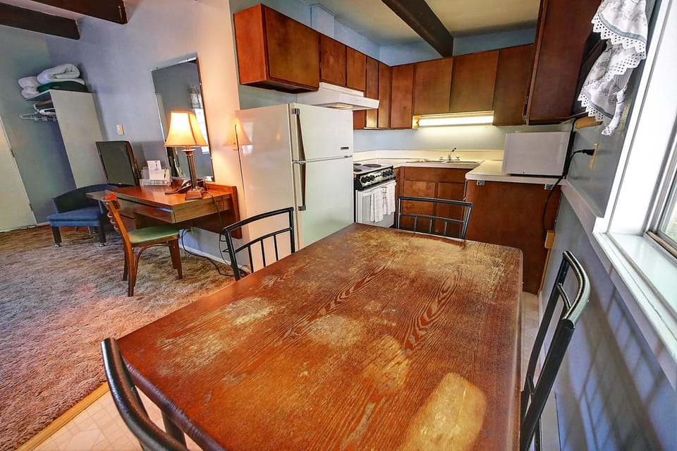 Classic Single Room, 1 Queen Bed, Kitchen | Private kitchen | Full-size fridge, microwave, coffee/tea maker