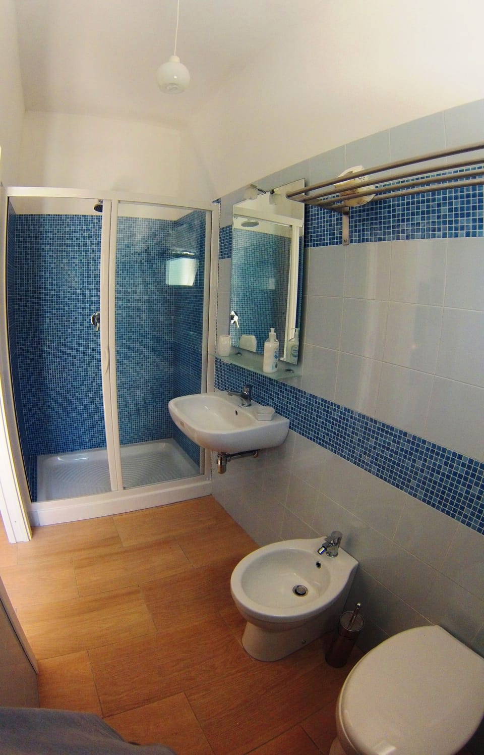 Standard Double Room | Bathroom | Shower, rainfall showerhead, free toiletries, hair dryer