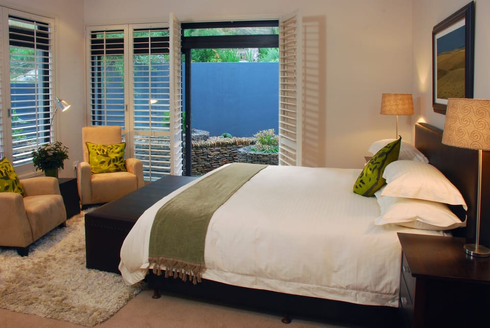 Deluxe Double or Twin Room, Garden View | Premium bedding, minibar, in-room safe, individually decorated