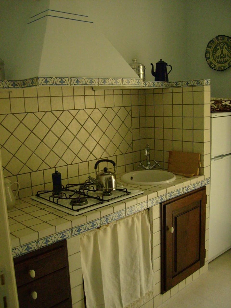 Coffee/tea maker, fridge