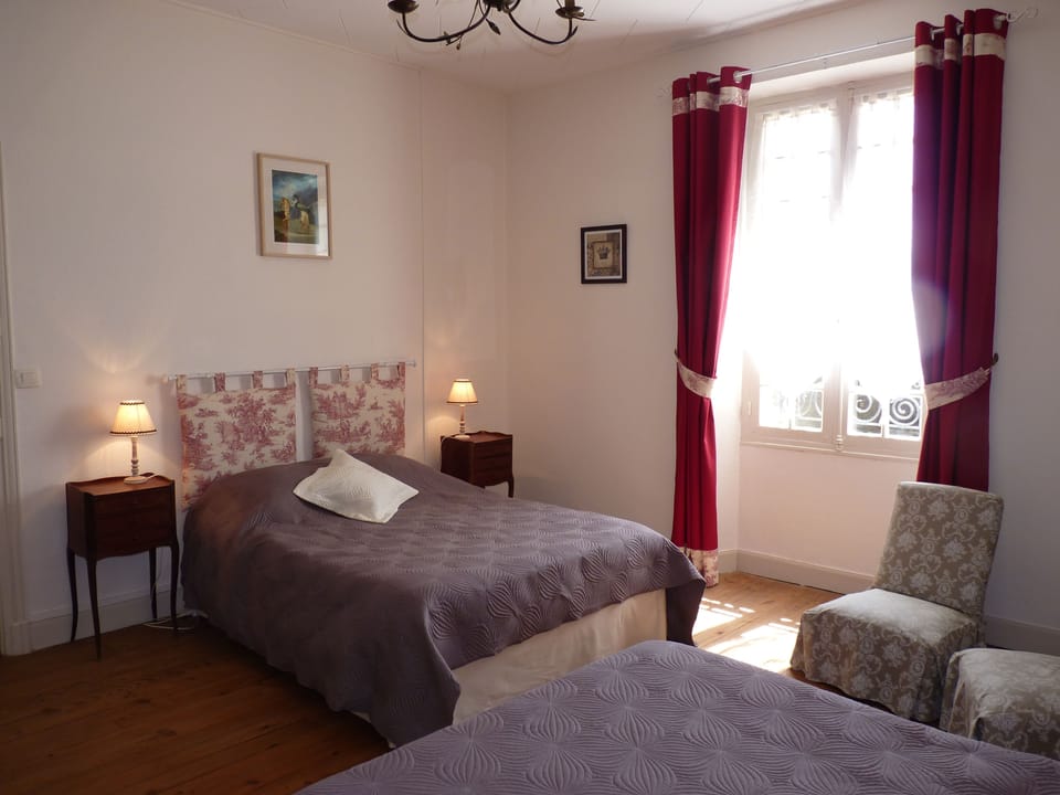 Room (Pegase) | Desk, cribs/infant beds, free WiFi