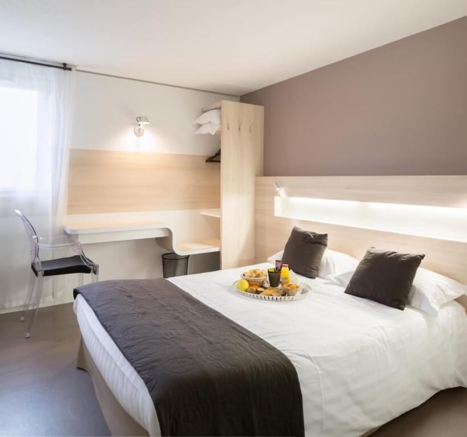 Comfort Double Room | Desk, laptop workspace, blackout drapes, iron/ironing board