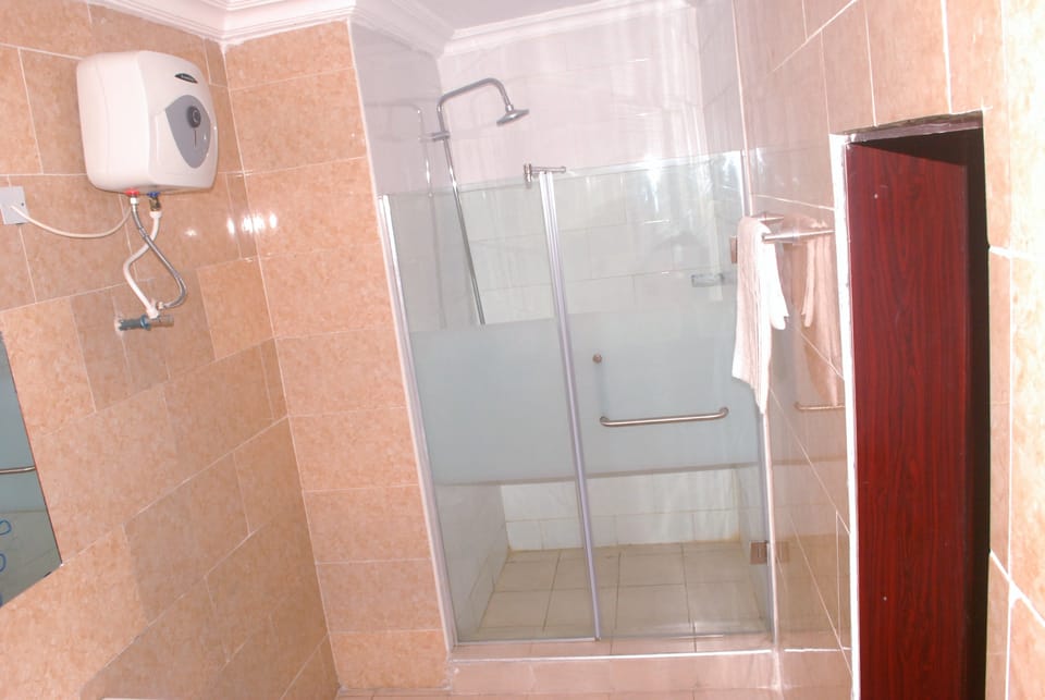 Shower, rainfall showerhead, free toiletries, towels