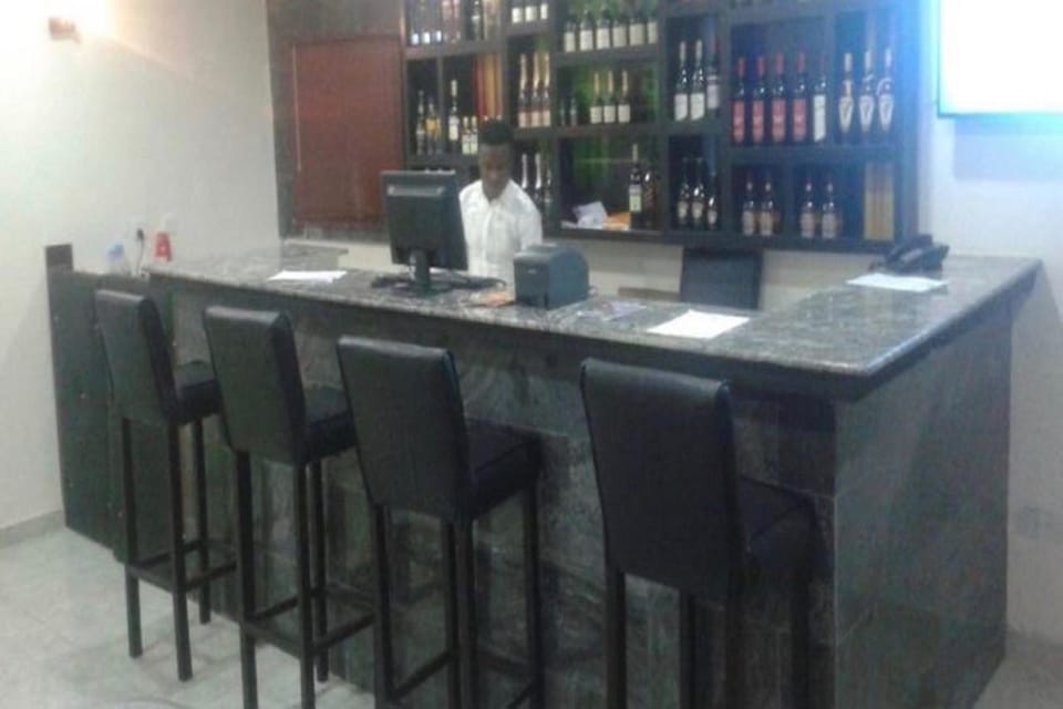 2 bars/lounges