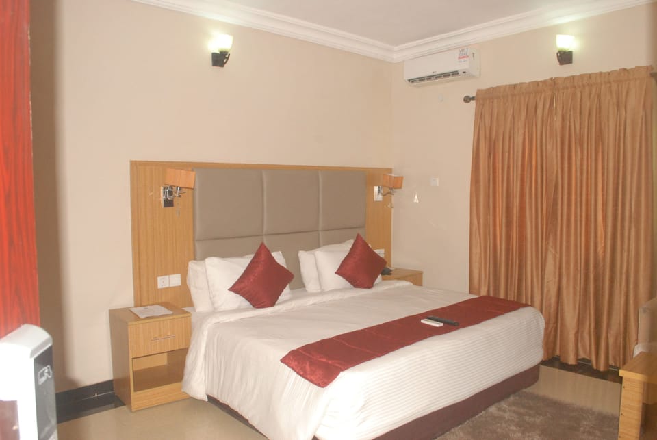 Deluxe Room | Premium bedding, desk, laptop workspace, rollaway beds