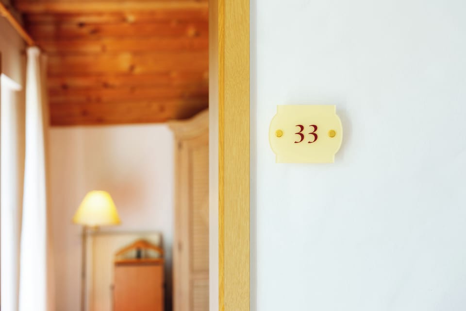 Comfort Double Room (im Gästehaus-Schulhaus 20 m entfernt) | 1 bedroom, individually decorated, individually furnished, desk