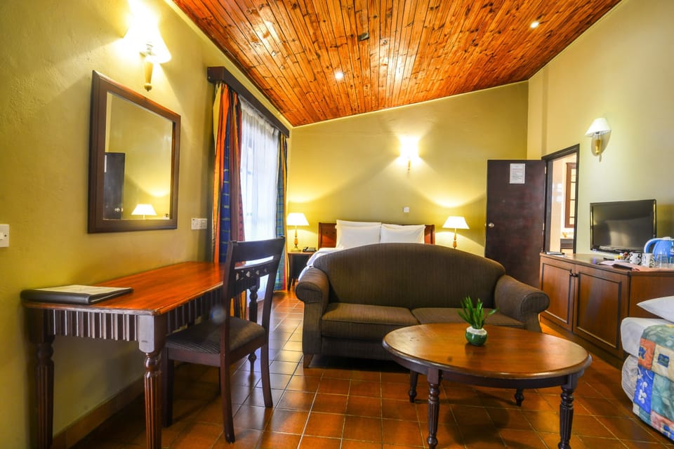 Deluxe Room | Living area | 32-inch LED TV with satellite channels, TV