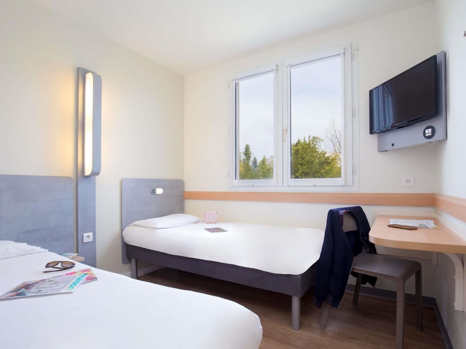 Desk, WiFi (free), bed sheets