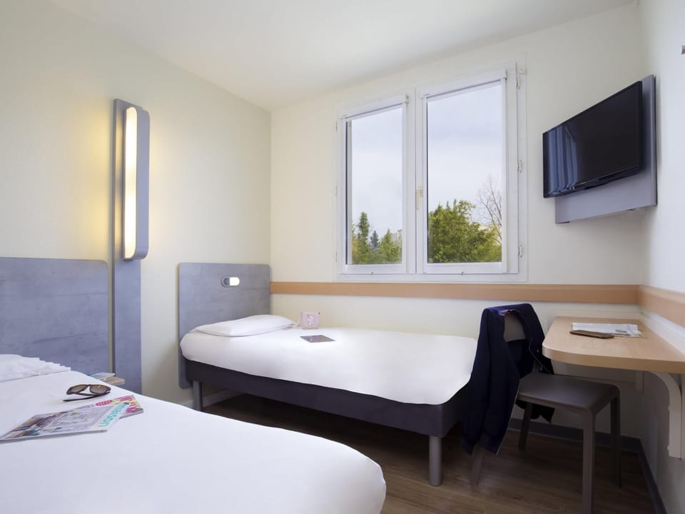 Triple Room, Multiple Beds | Desk, free WiFi, bed sheets