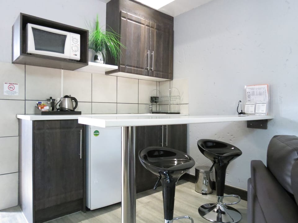 Family Room | Private kitchenette | Fridge, microwave, coffee/tea maker, electric kettle