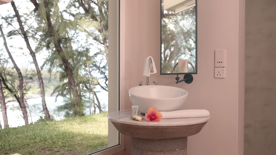 Sea Facing Lodge | Bathroom | Shower, free toiletries, towels, soap