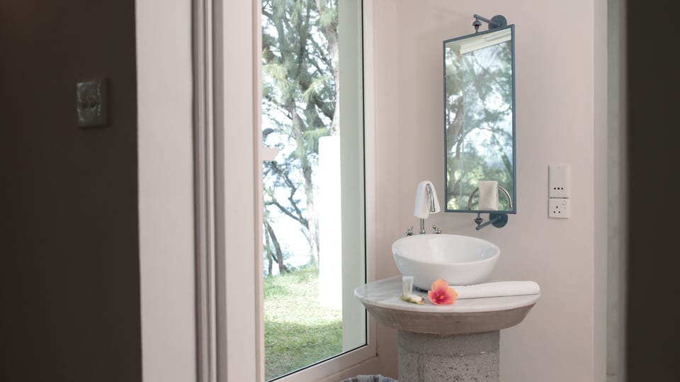 Sea Facing Lodge | Bathroom | Shower, free toiletries, towels, soap