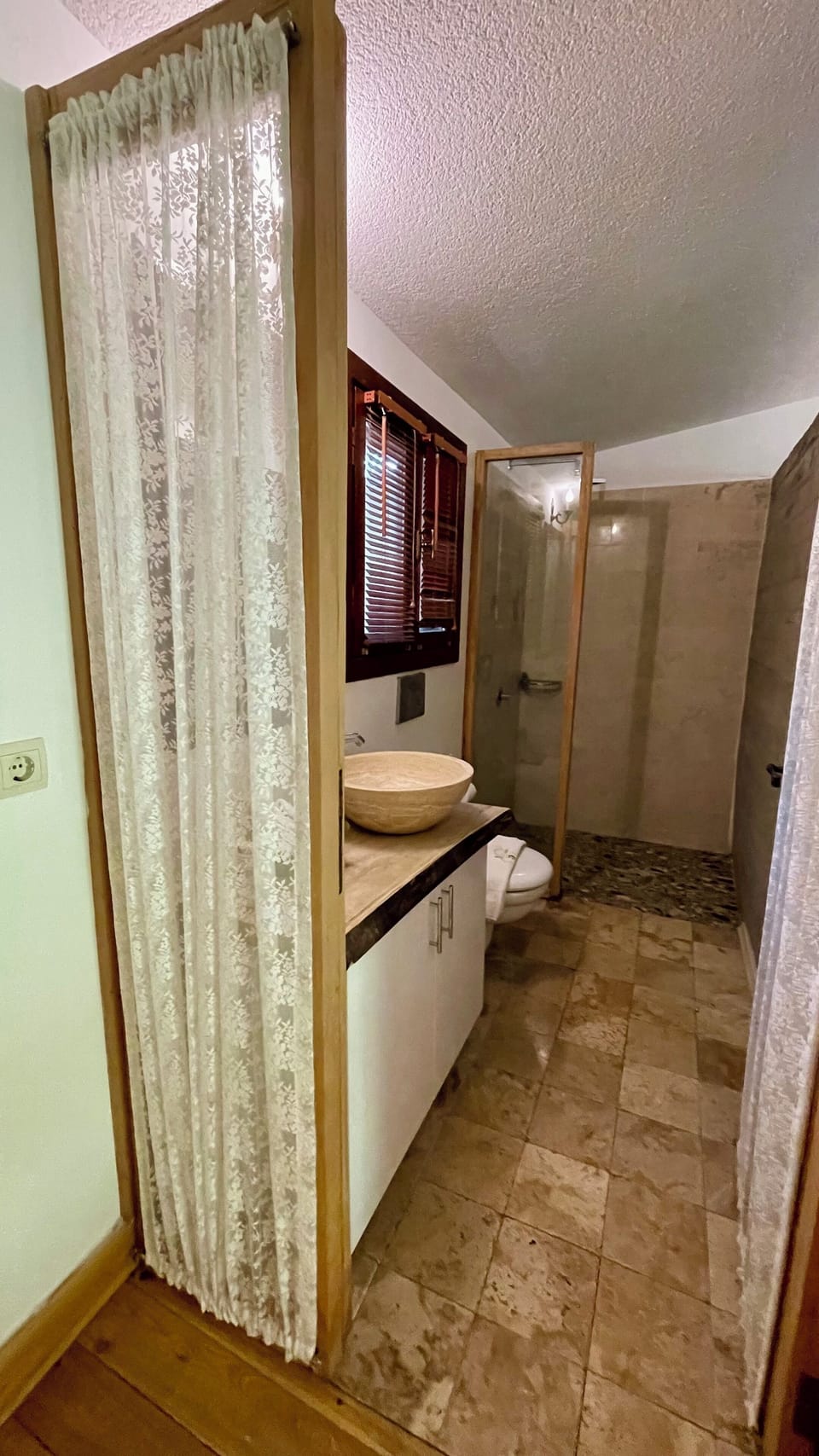 Deluxe Room, 1 King Bed, Non Smoking, Garden View | Bathroom | Shower, free toiletries, hair dryer, slippers