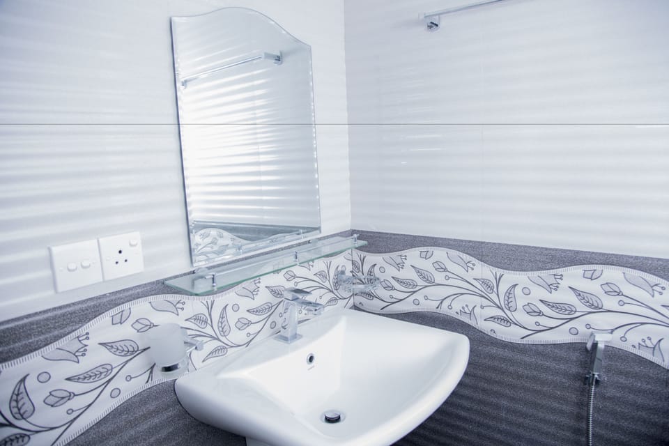 Standard Double Room, Garden View | Bathroom sink