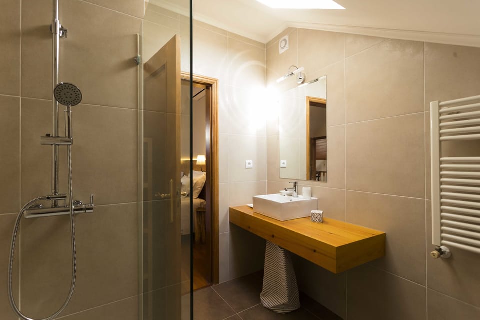 Triple Room, Private Bathroom (1) | Bathroom | Shower, free toiletries, towels