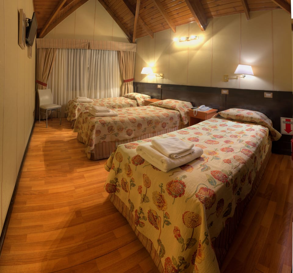 Standard Twin Room | Minibar, in-room safe, desk, free cribs/infant beds