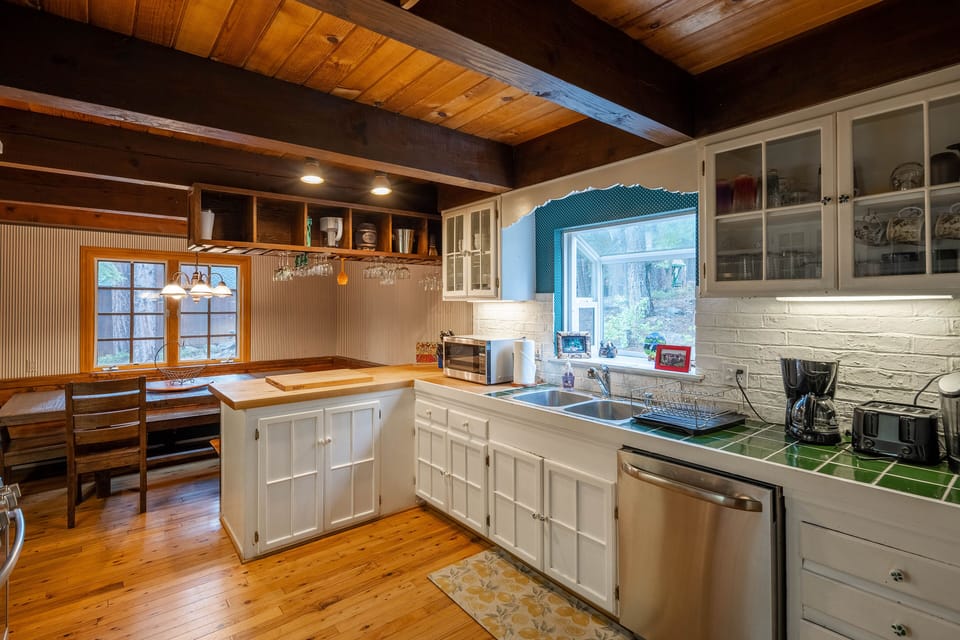 Mollys Treehouse Kitchen and Dining Area - Mollys Treehouse Kitchen and Dining Area