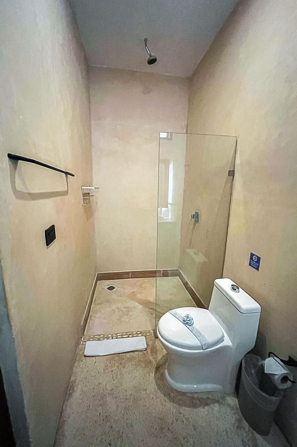 Shower, rainfall showerhead, free toiletries, hair dryer