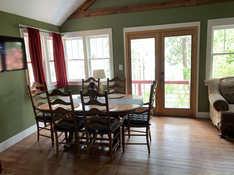 Enjoy every meal at the cabin with a View that seats 6!