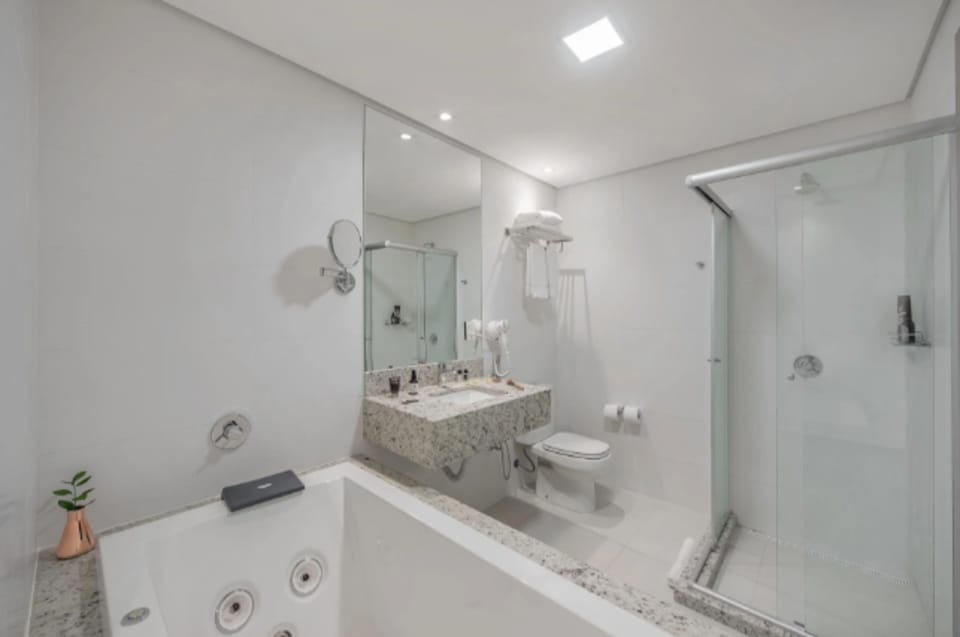 Suíte Casal - 1 Cama King | Bathroom | Shower, free toiletries, hair dryer, towels
