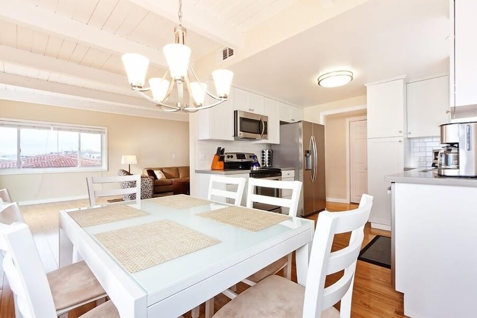 Kitchen with dining table for 6 people