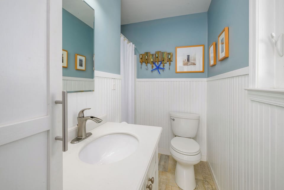 Full bath connected to main bedroom