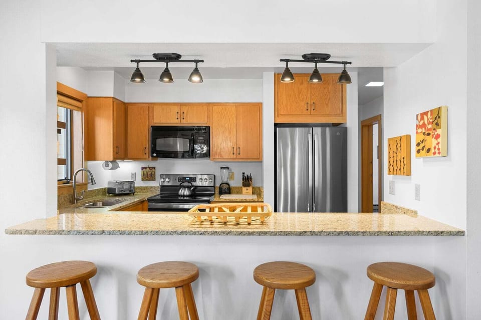 Kitchen with Breakfast Bar
