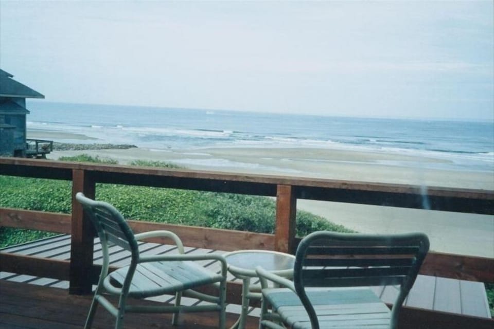 Large 26'X10' Oceanfront Sun Deck!!