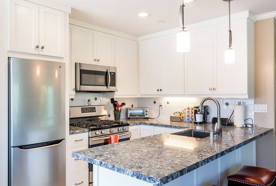Great little kitchen with dishwasher and gas range. 