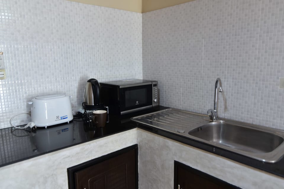 Comfort Studio | Private kitchenette | Fridge, microwave, electric kettle, cookware/dishes/utensils