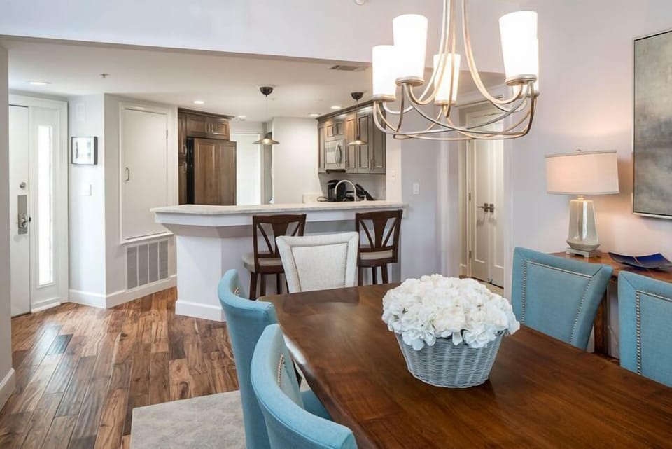 Dining Room and Breakfast Bar